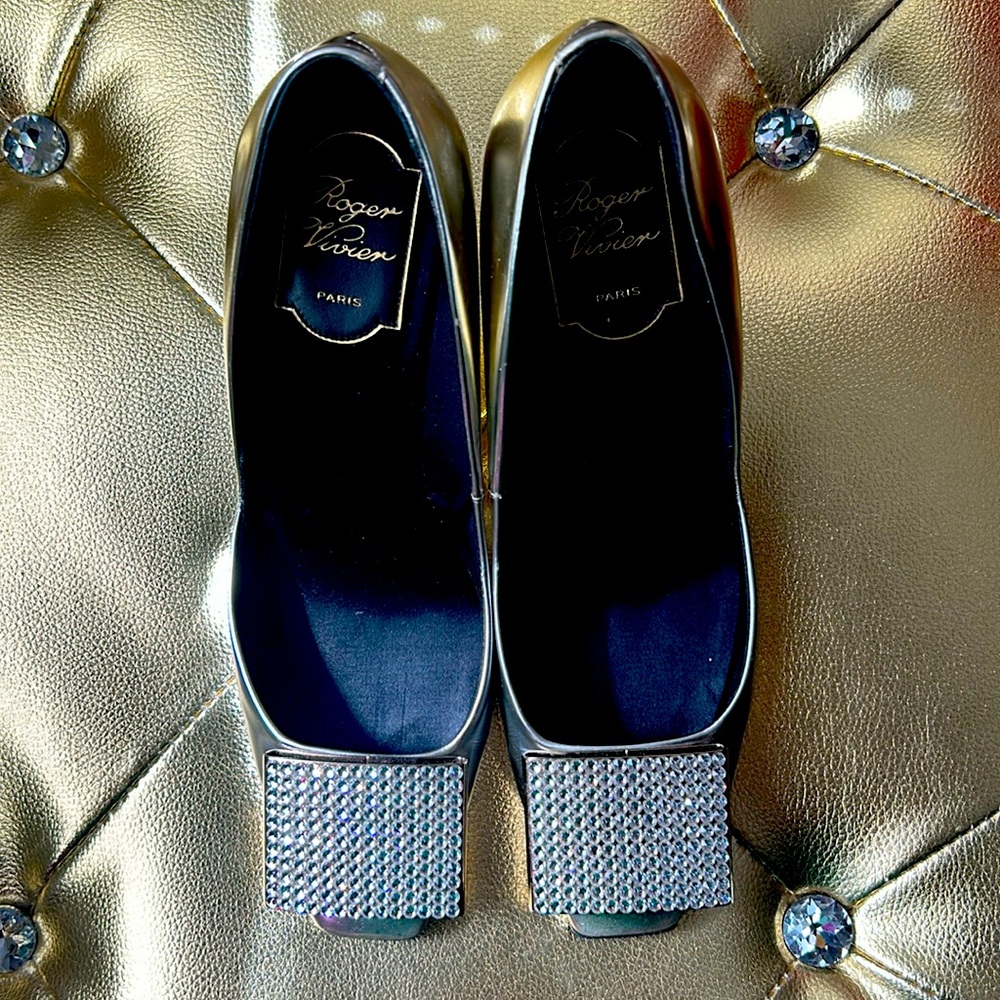 Roger Vivier; size: 6:5. Gold leather